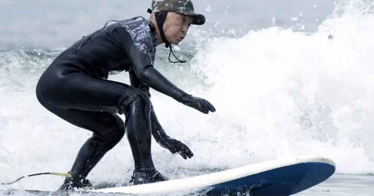 Il surfista più vecchio del mondo cavalca ancora le onde all’età di 89 anni