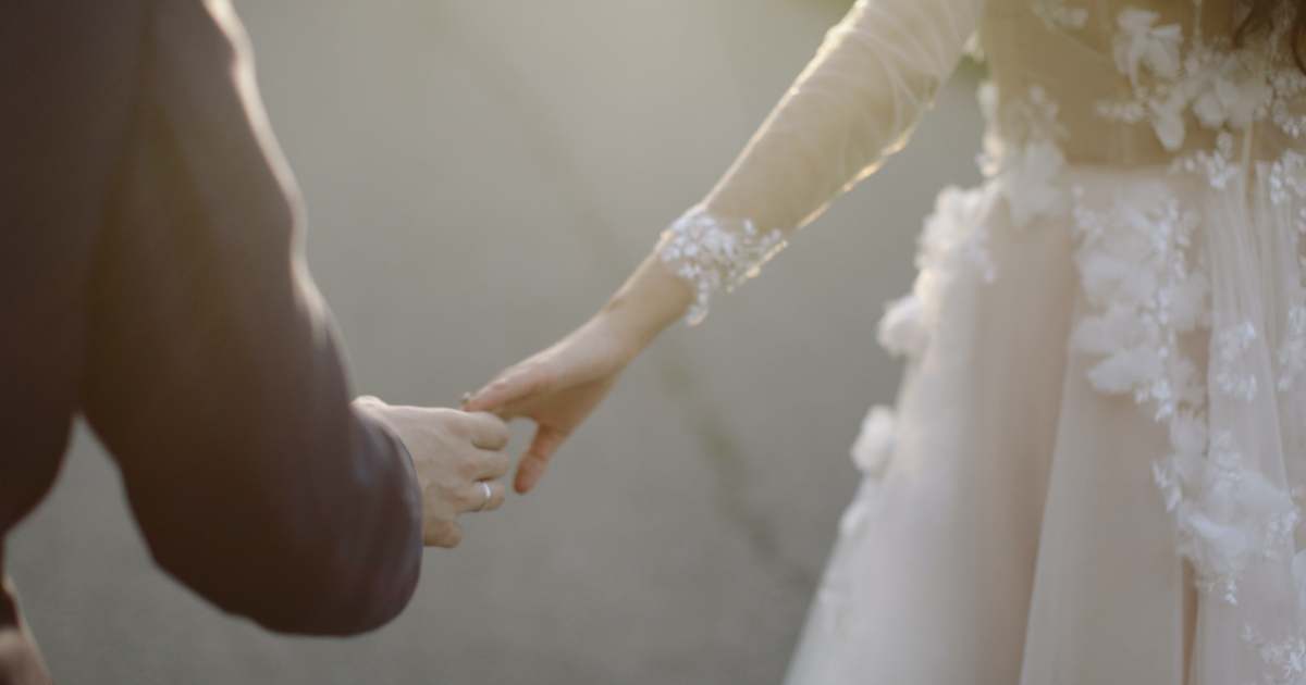 “Matrimonio platonico”: il marito è fidanzato, ma a lei non importa