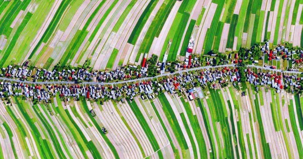 Il pittoresco villaggio polacco dove tutti i 6.000 abitanti vivono sulla stessa strada