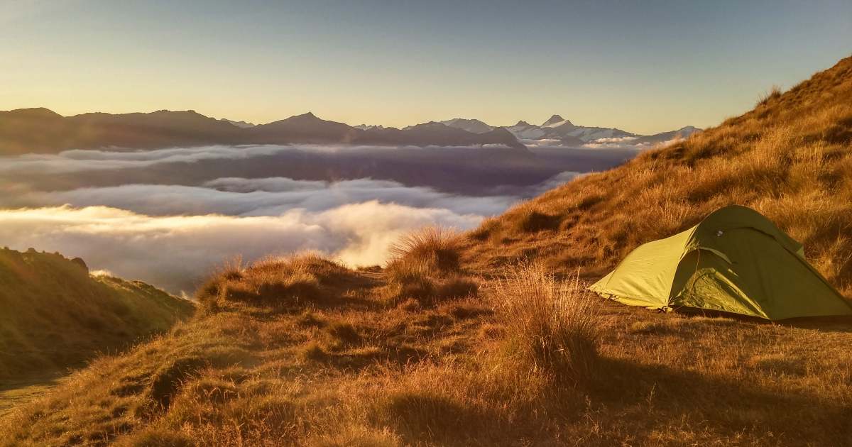 Un uomo di 29 anni vive in una tenda: “Non voglio lavorare e voglio vivere rilassato”