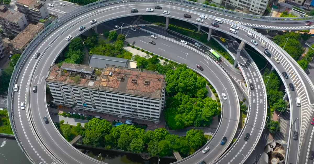 Condominio con “vista”: si trova in mezzo ad un cavalcavia trafficatissimo