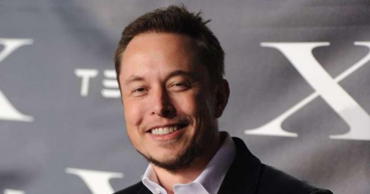 Le bizzarre immagini di Elon Musk che bacia una robot lasciano tutti perplessi: ecco la verità [+FOTO]