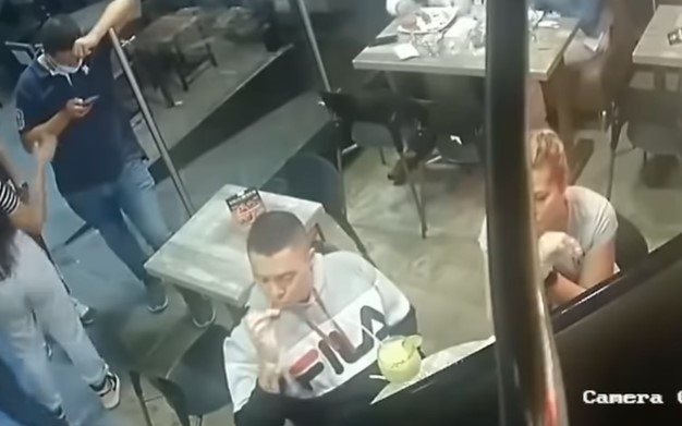 Rapina a mano armata al ristorante: cliente continua a mangiare le sue alette di pollo [+VIDEO]