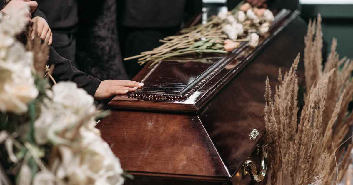 Dichiarata morta, bussa sulla bara durante la veglia funebre
