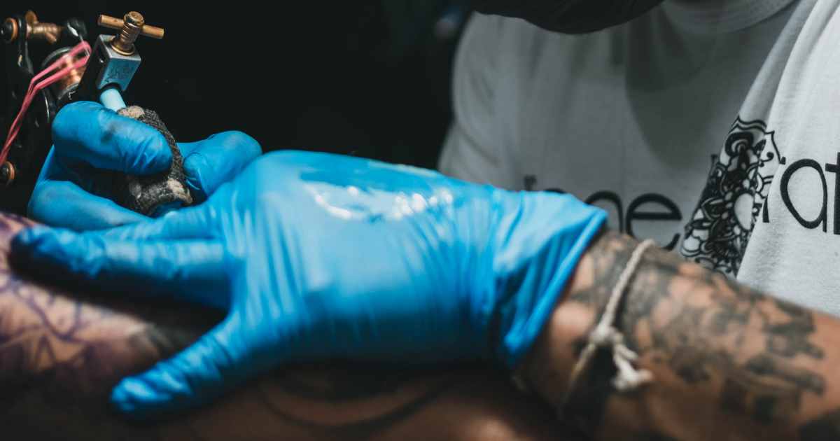 Tatuatore fa pagare 900 euro per un tatuaggio paragonato a uno scarabocchio infantile: criticato