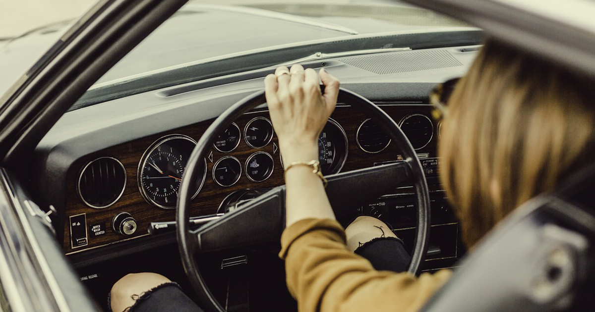All’esame di guida schiaccia l’acceleratore al posto del freno e ribalta l’auto [+VIDEO]