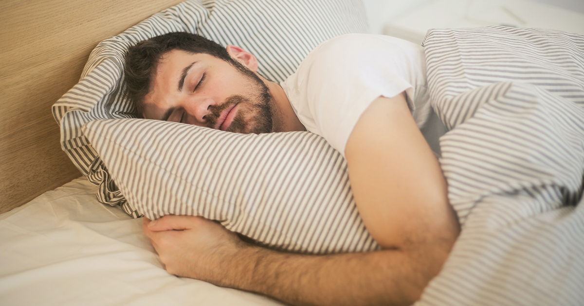 L’angosciante sensazione di cadere mentre si dorme: che cos’è e come evitarla