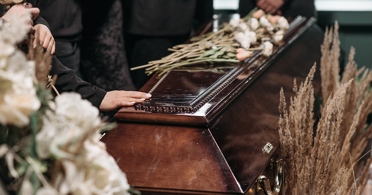 Si finge morto e va al suo funerale per dare una lezione ad amici e parenti [+VIDEO]