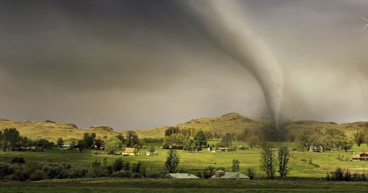 Un gigantesco tornado sulla cima della montagna innevata [+VIDEO]
