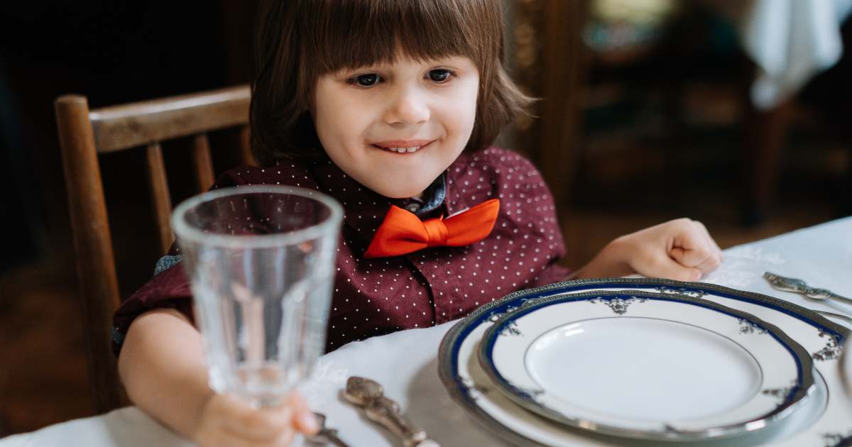Ristorante obbliga i bambini a restare seduti al tavolo durante tutto il pasto: è polemica