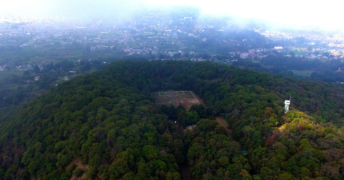 Un campo di calcio unico al mondo sul cratere di un vulcano