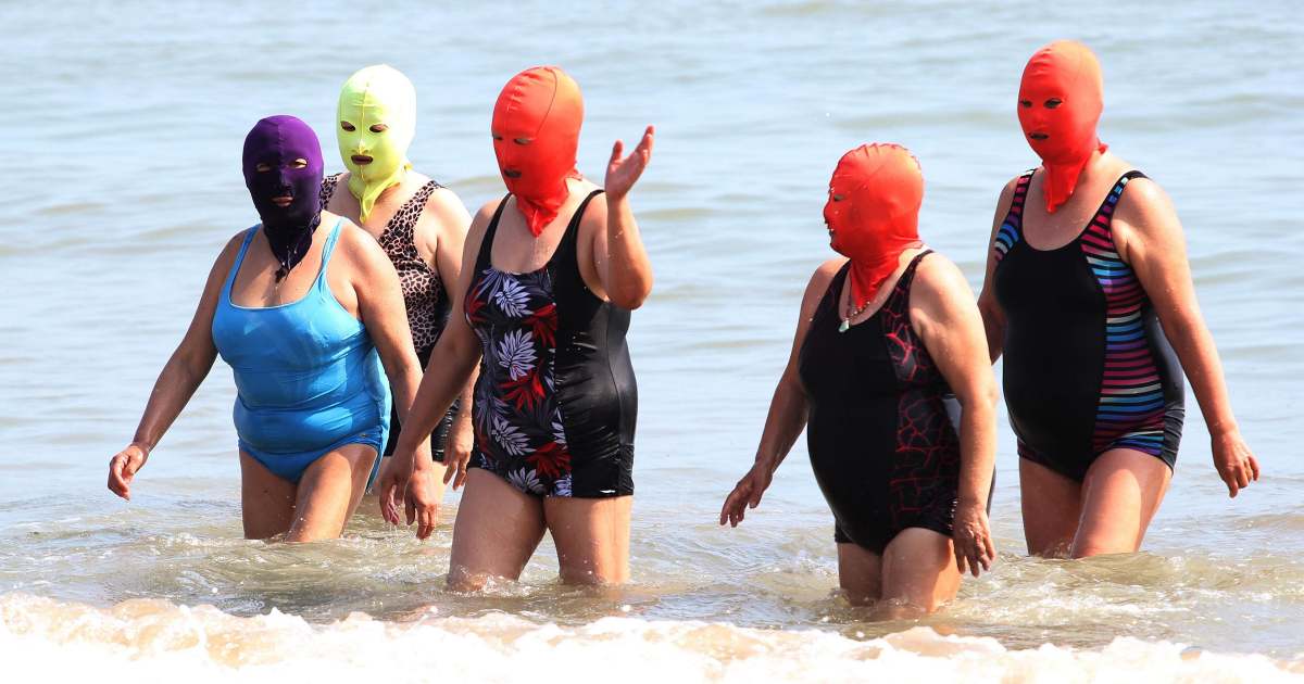 Caldo record in Cina, in spiaggia spopola il “facekini”