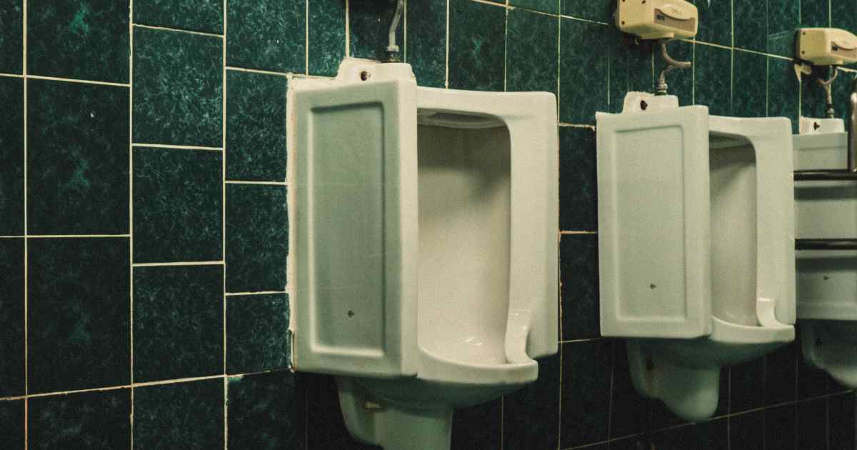 Gli orinatoi high-tech nei centri commerciali forniscono test delle urine a pagamento