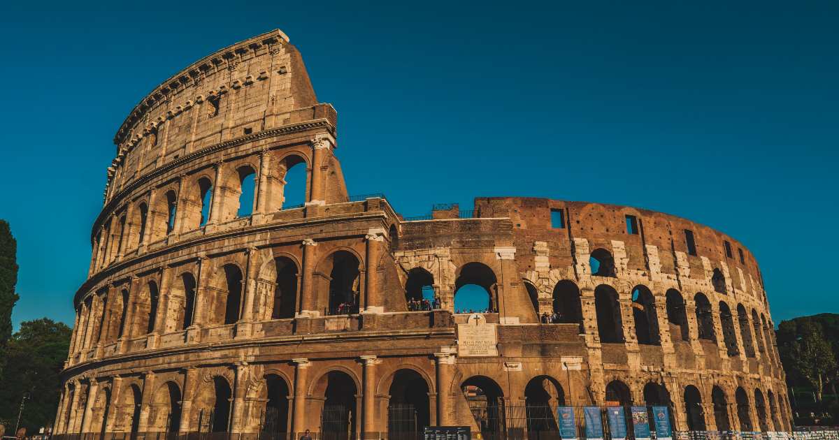 Sfregiò il Colosseo, ora si giustifica: “Non sapevo quanto fosse antico”