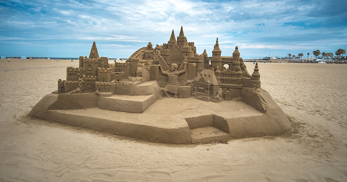 Come fanno i castelli di sabbia a stare in piedi?