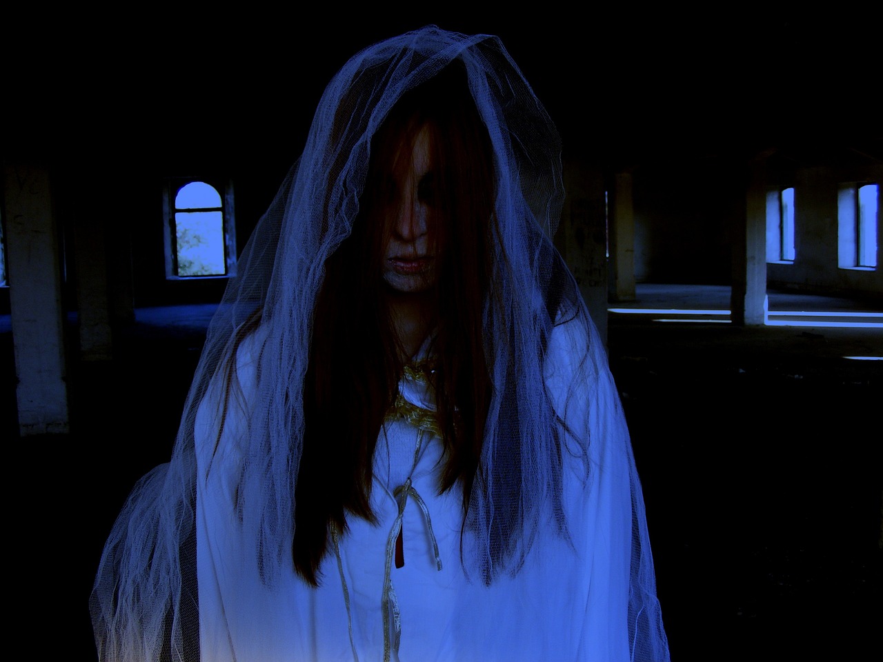 Sposa fantasma fotografata in un cantiere: l’immagine sconvolge il web