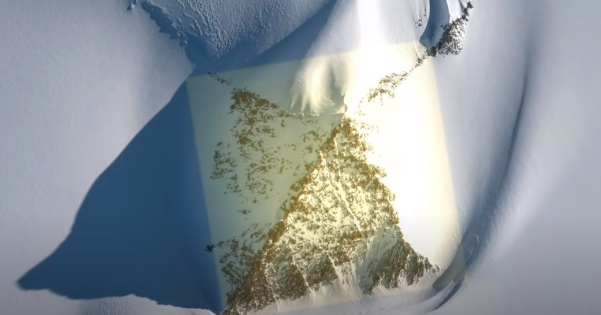 La montagna a forma di piramide in Antartide scatena teorie del complotto online