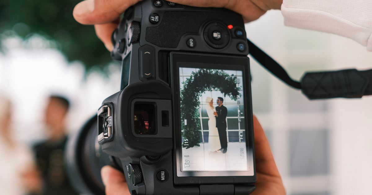 Paga 3000 dollari per il servizio fotografico di matrimonio: “Le peggiori foto di sempre”