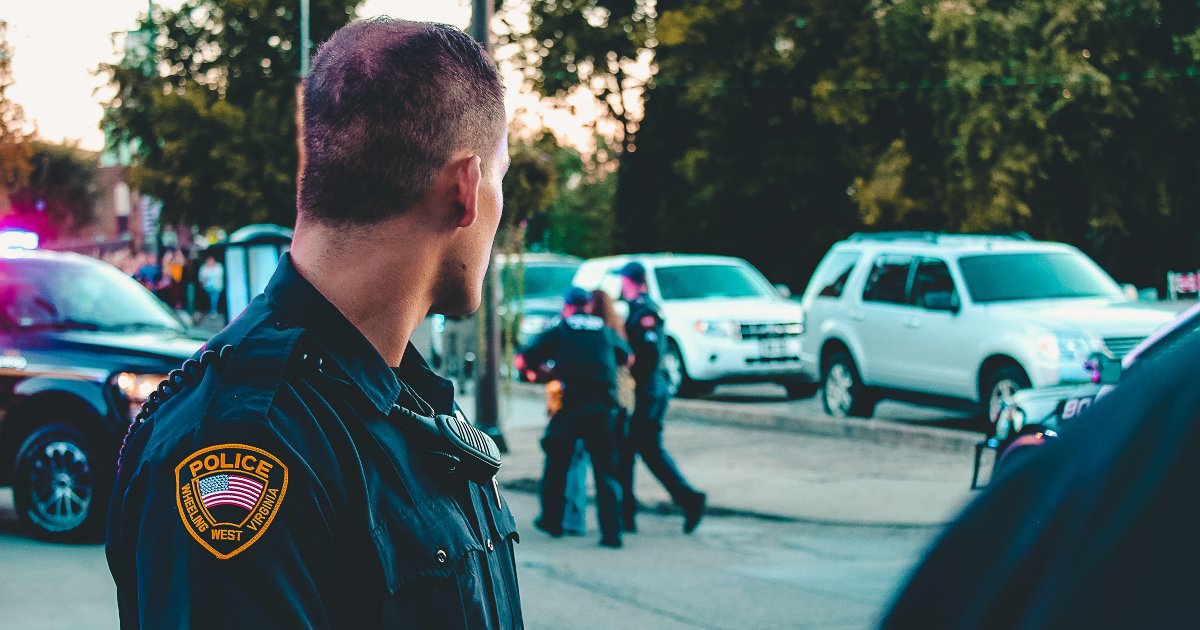 Si veste da poliziotto e lavora al fianco di veri vigili urbani per 2 mesi