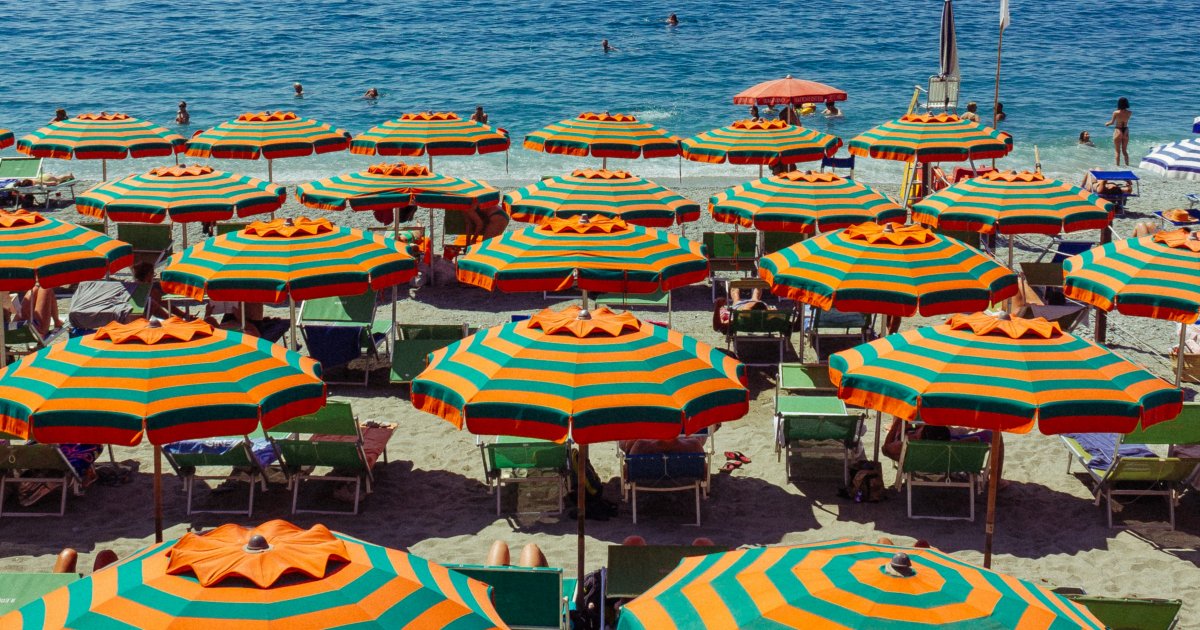 È in spiaggia a Ibiza, ma finge di essere in smart working a casa: la memorabile messa in scena