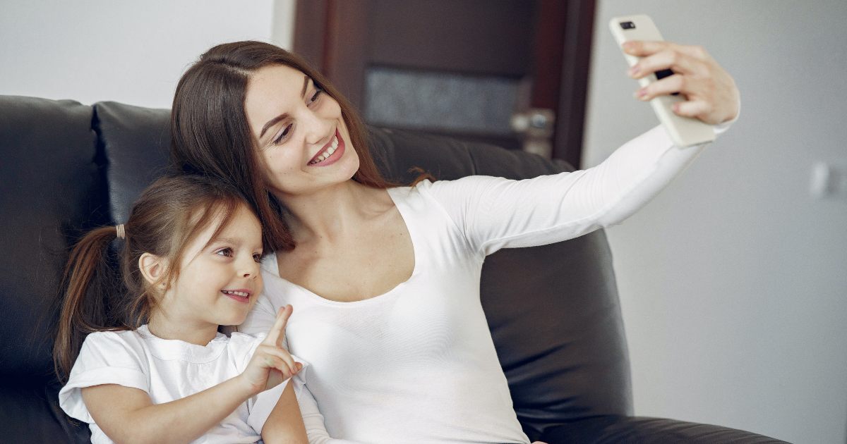 Usare lo smartphone davanti ai figli danneggia lo sviluppo della loro intelligenza emotiva