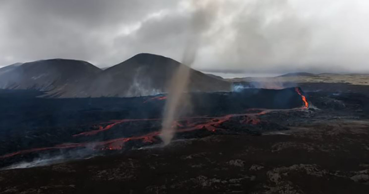 Un vulcano genera un tornado che dal cratere si alza nel cielo [+VIDEO]