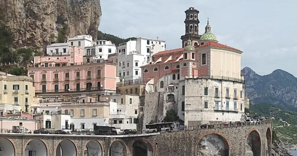 Questo borgo arroccato sul mare è il comune più piccolo d’Italia (ma è anche il più popoloso della sua provincia)