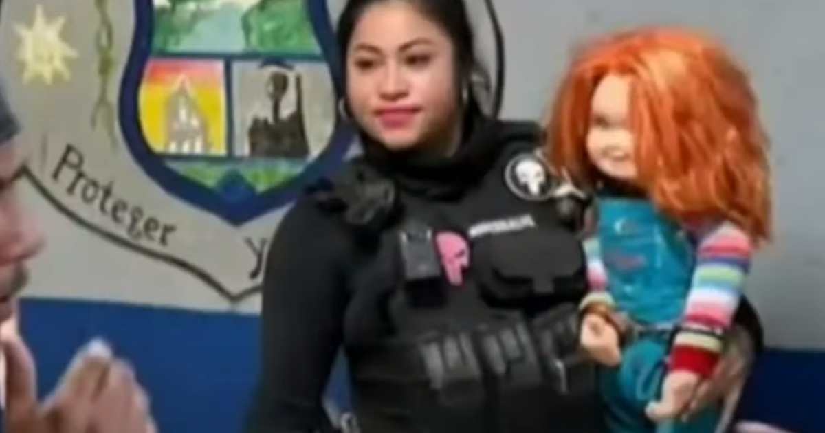 Arrestan al muñeco gigante Chucky que aterrorizaba a la población en México [+VIDEO]