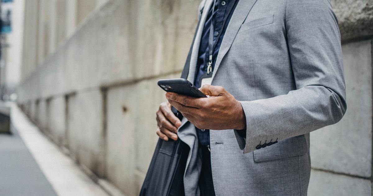 Calzolaio vieta il telefono in negozio: “Non servo persone al cellulare”