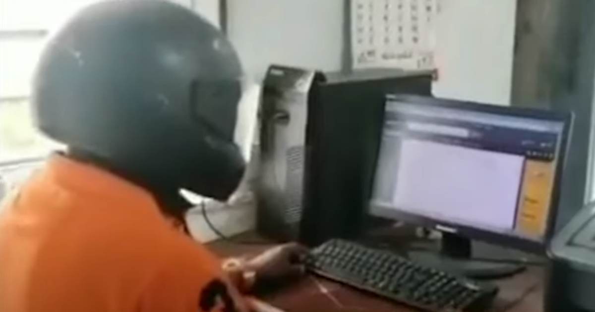 Lavoratori governativi indossano caschi da motociclista sul posto di lavoro come protezione dalla caduta di detriti [+VIDEO]