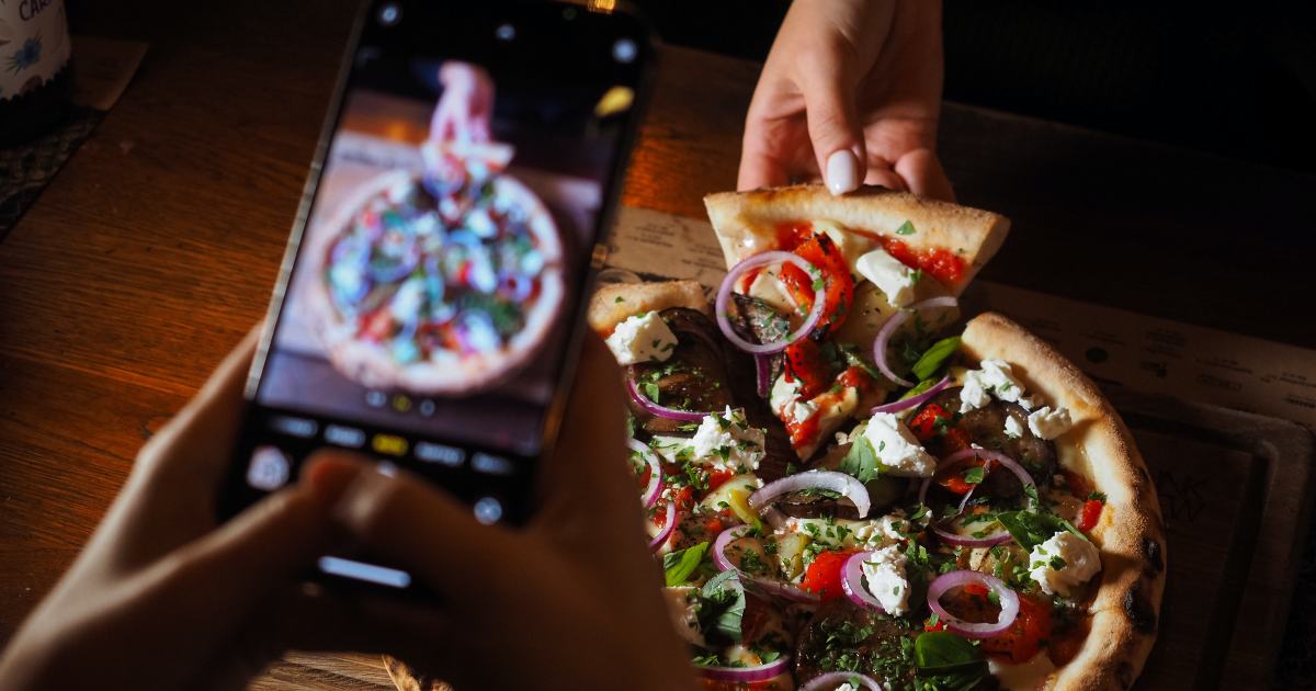Influencer vuole mangiare la pizza gratis: quando le arriva il conto fa un gesto inaspettato