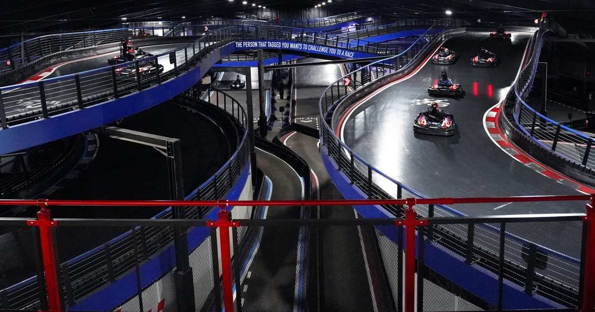 La pista di go-kart al coperto più grande del mondo ha 12 mila metri quadrati e 25 dislivelli