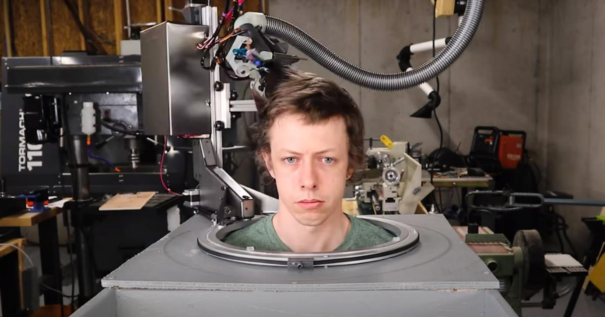 Un ingegnere ha inventato un incredibile robot in grado di tagliare i capelli [+VIDEO]
