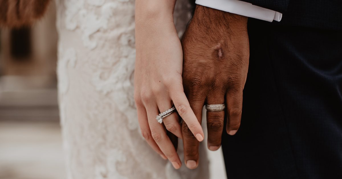 Ruba l’auto degli sposi con gli abiti da cerimonia, poi la fa ritrovare: “Ladro sì, ma con un cuore”