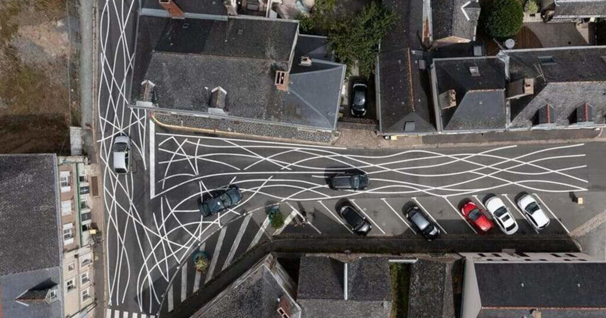 Una città usa deliberatamente una segnaletica orizzontale “confusa” contro l’eccesso di velocità