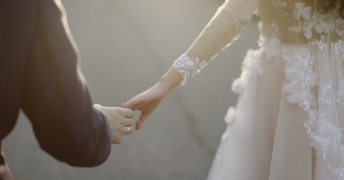 Sposa finisce per sposare il suocero dopo che lo sposo fugge dal matrimonio