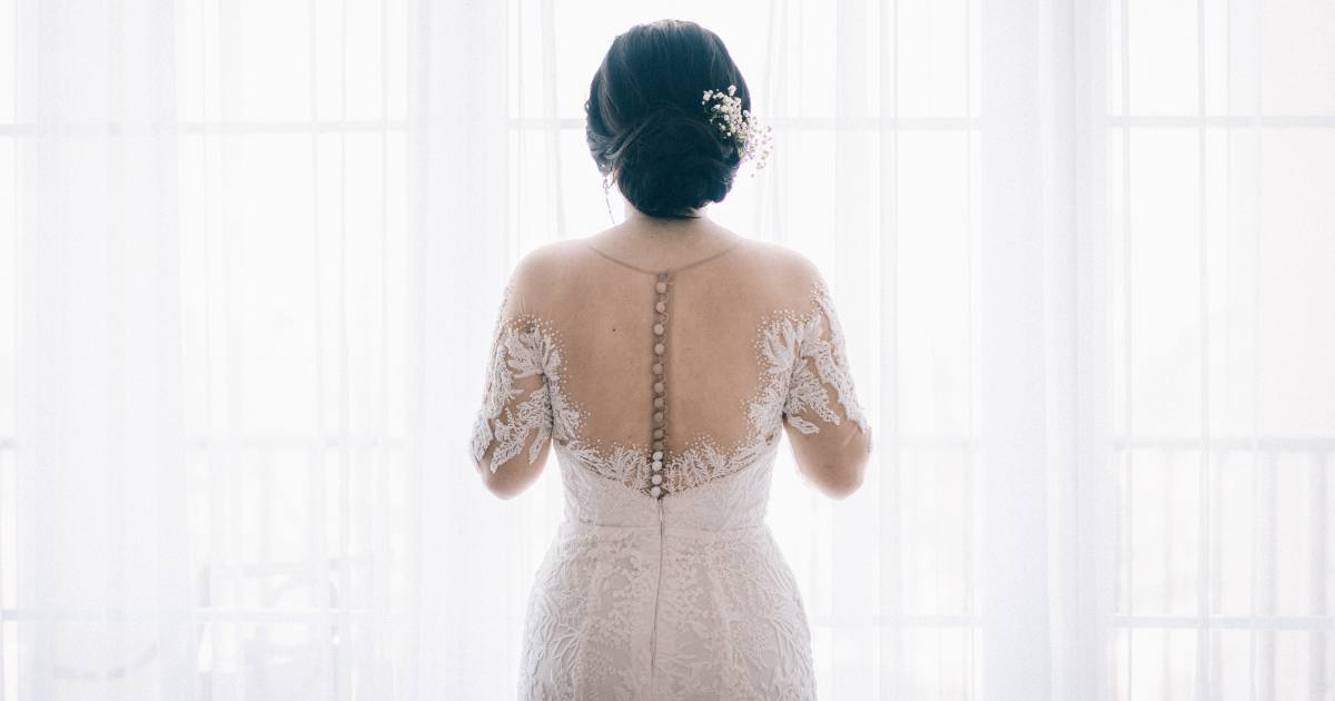 Il fidanzato scambia l’abito da sposa della futura moglie con uno che piace a sua madre