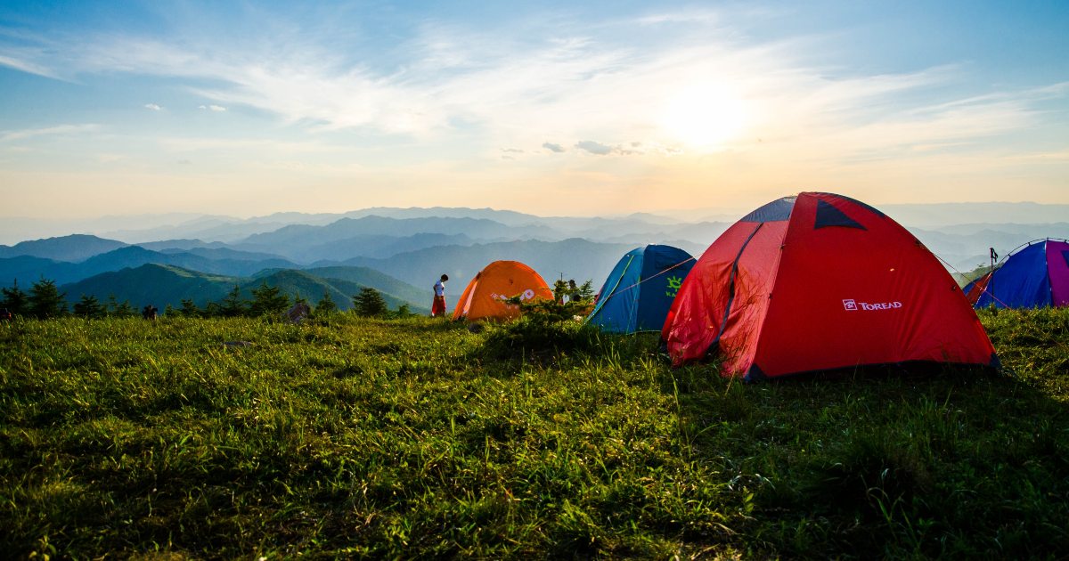 Questa famiglia di 5 persone vive in tenda da un anno