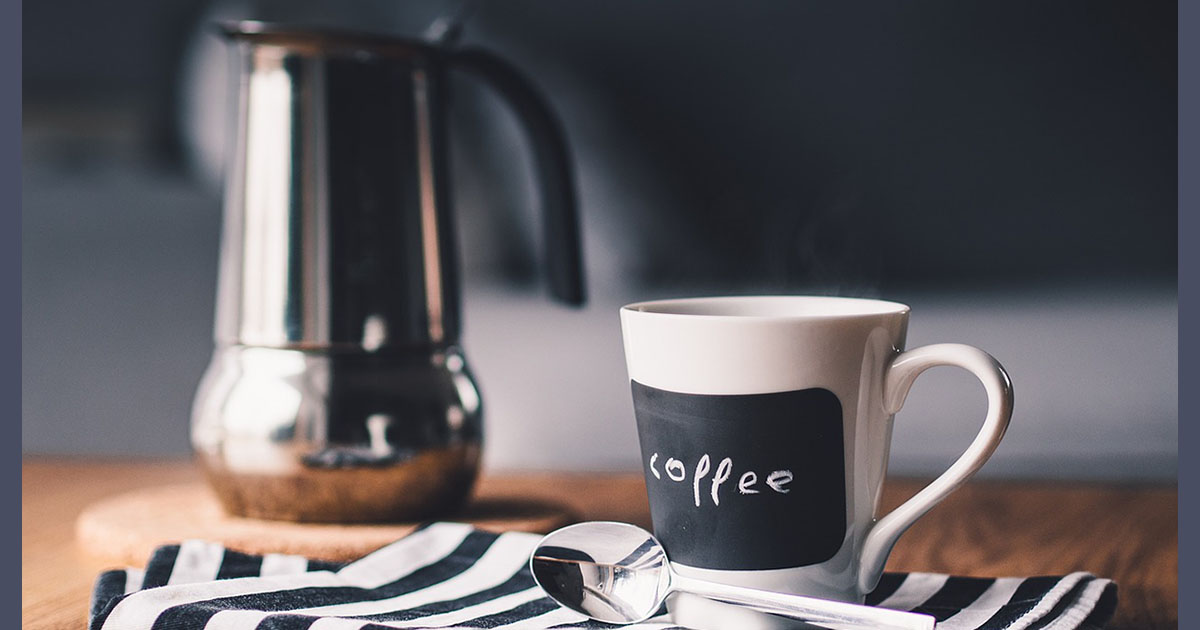 I motivi per cui non dovresti bere il caffè come prima cosa al mattino