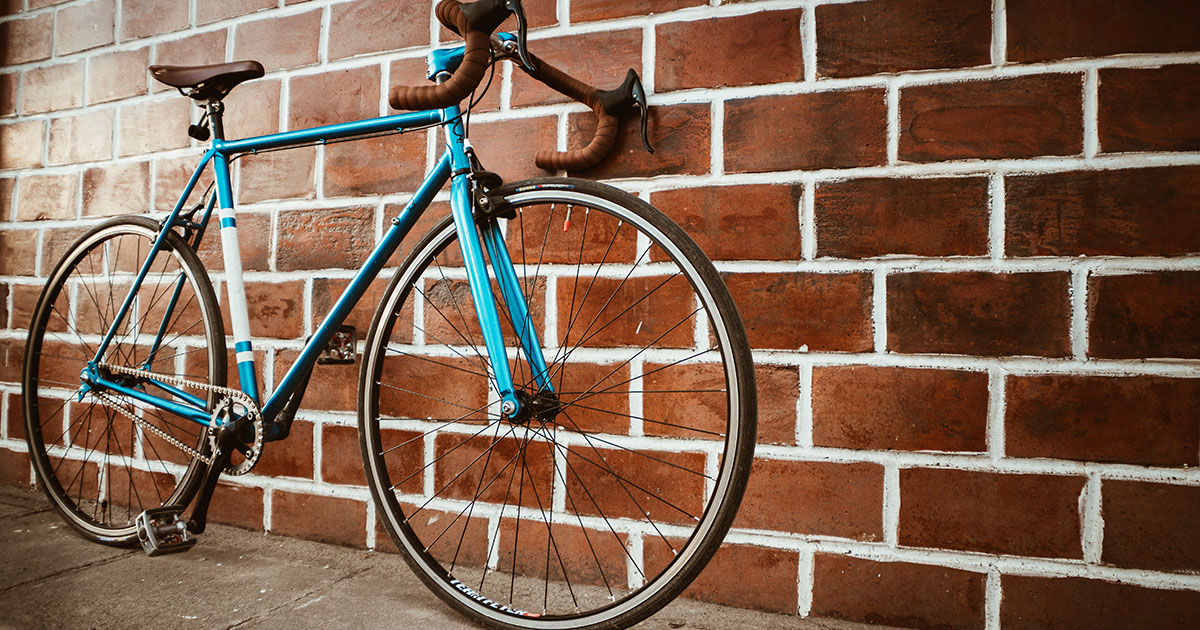 Un ragazzo va in bici con un paramotore sulla schiena [+VIDEO]