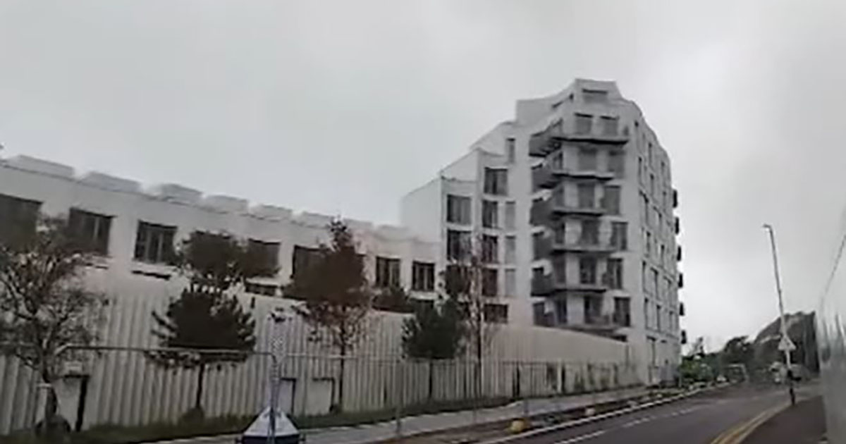 Il suono misterioso che proviene da un condominio è un incubo per tutto il quartiere [+VIDEO]