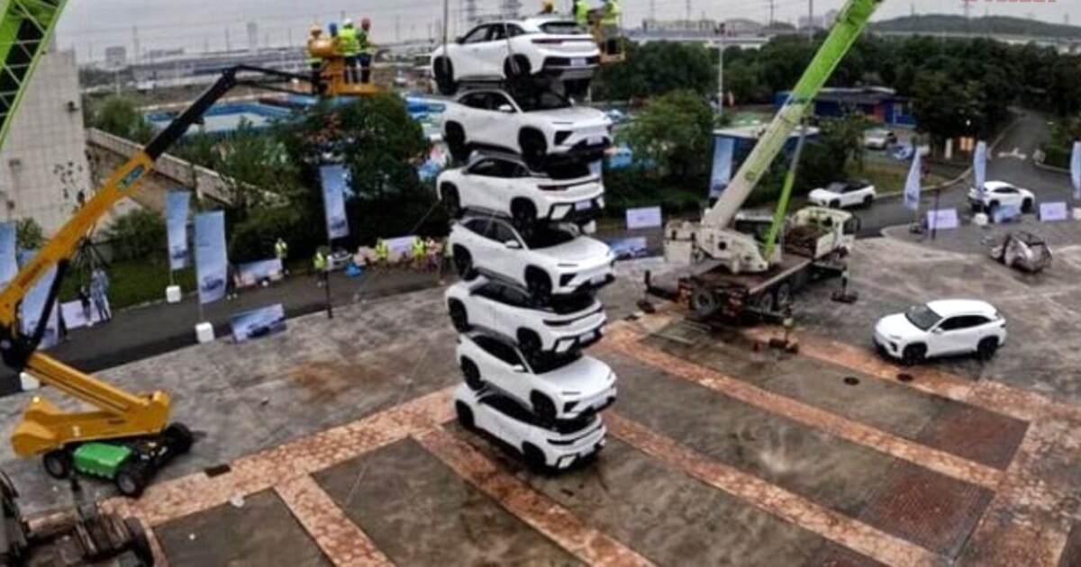 Una casa automobilistica impila una torre di sette auto per dimostrare la durata della carrozzeria