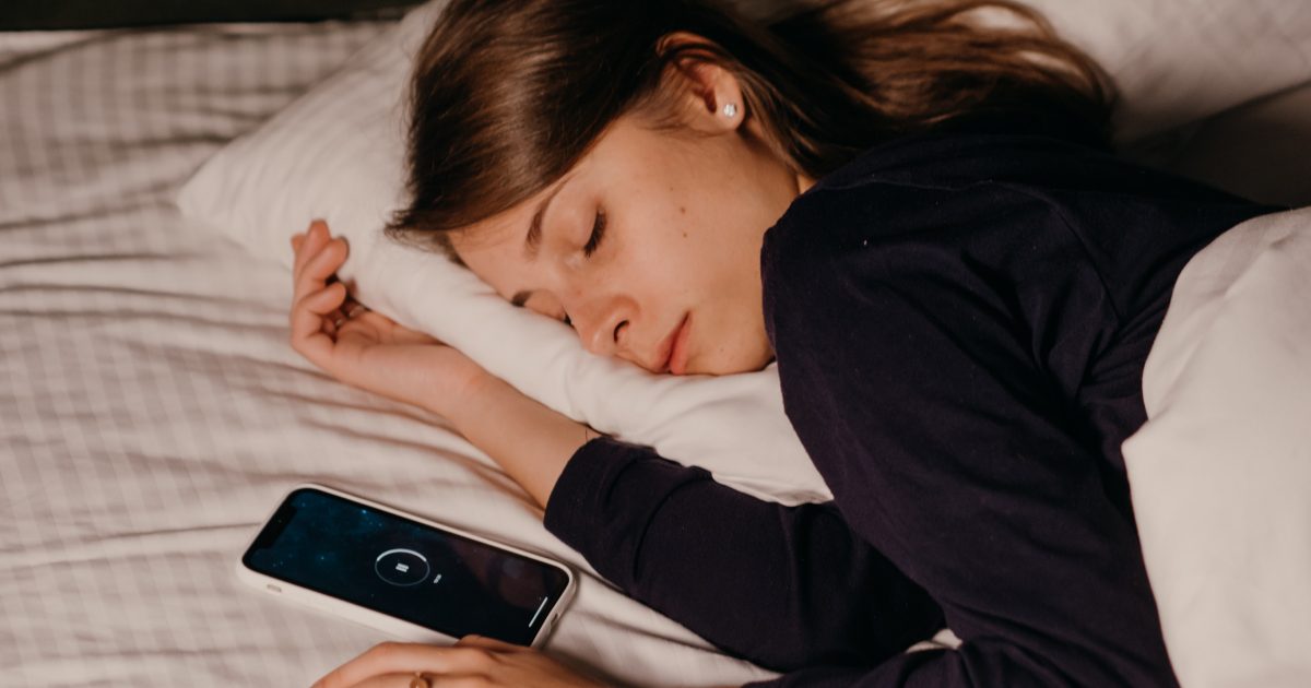 I giovani danno più priorità al sonno, ma la maggior parte si addormenta usando il cellulare