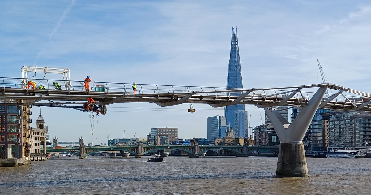 Una balla di paglia pende dal Millennium Bridge a Londra: ecco perché [+VIDEO]