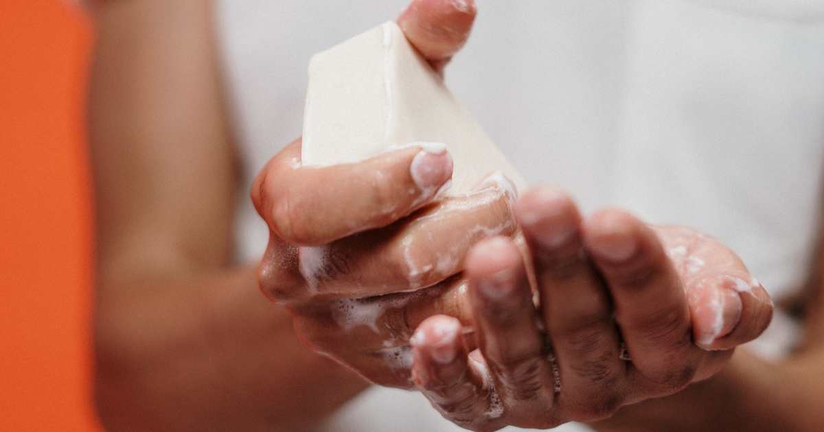 Capo di un’azienda produttrice di sapone lo mangia per dimostrare che è naturale [+VIDEO]