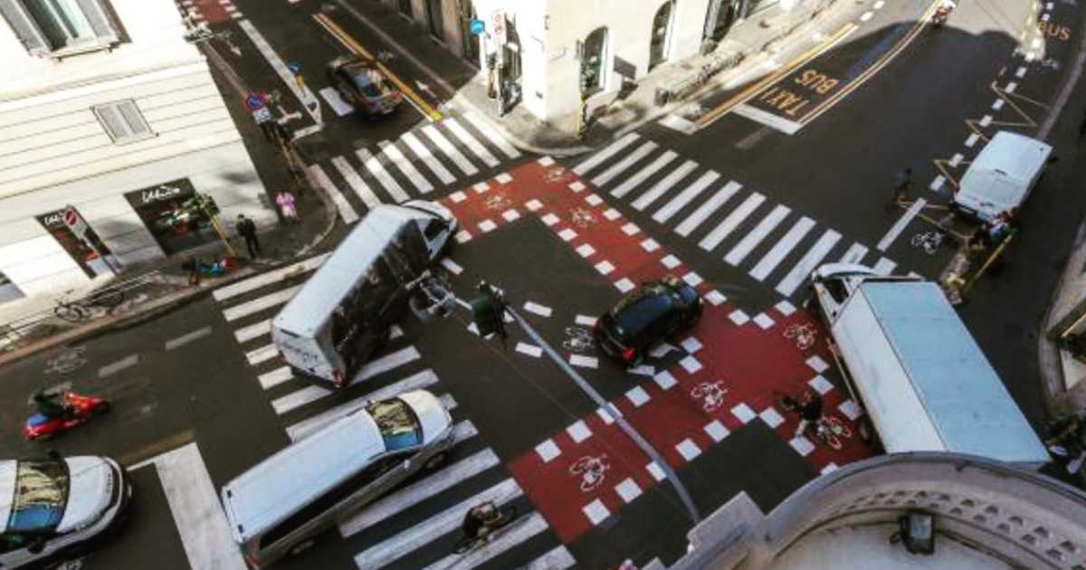 Nuova pista ciclabile a Milano, il web non ha dubbi: “È un tetris”