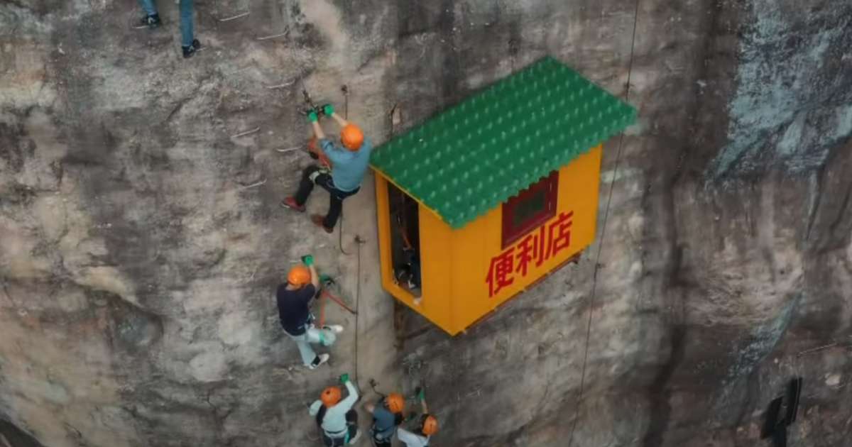 Il minimarket più scomodo del mondo è arroccato sul lato di una scogliera [+VIDEO]