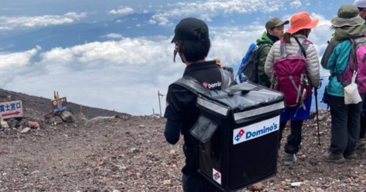Ordinano una pizza in cima al monte Fuji: il fattorino impiega sei ore per arrivare