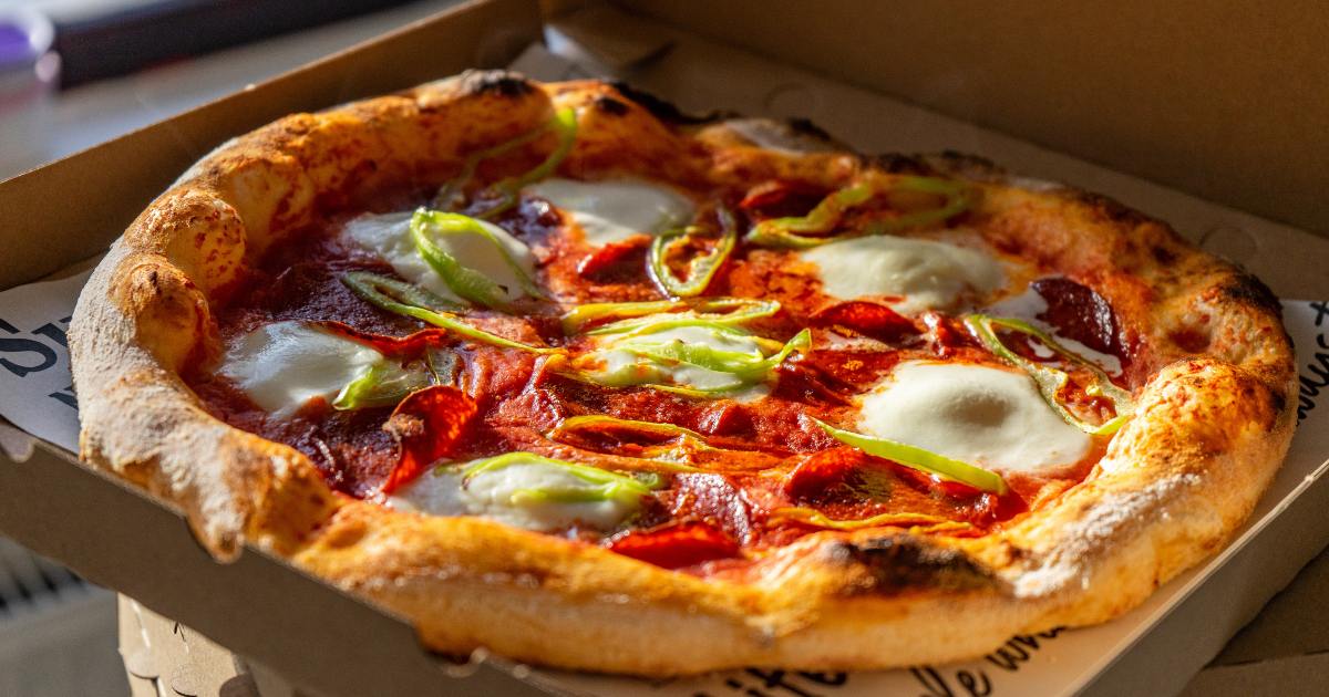 La pizza è tonda, il cartone quadrato e viene tagliata a triangoli: ma perché?