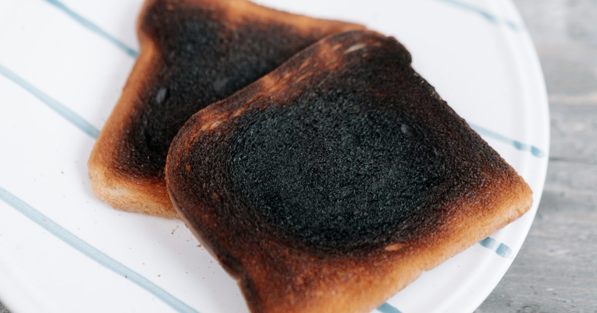 Spopola sui social la teoria del “toast bruciato” (anche se i toast non c’entrano proprio nulla)